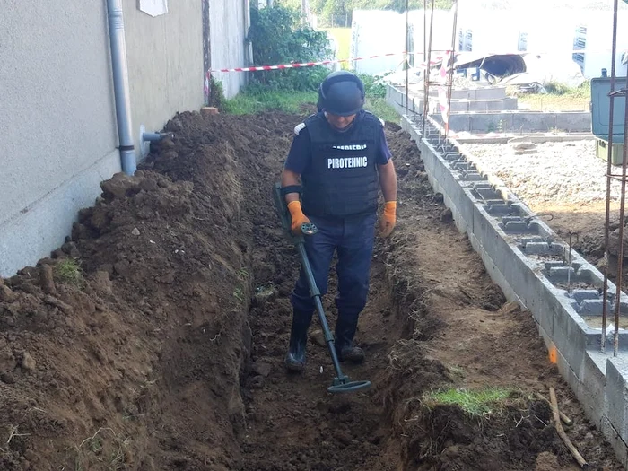 Echipajul a verificat zona. Peste 30 de obuze au fost dezgropate FOTO: ISU Crişana