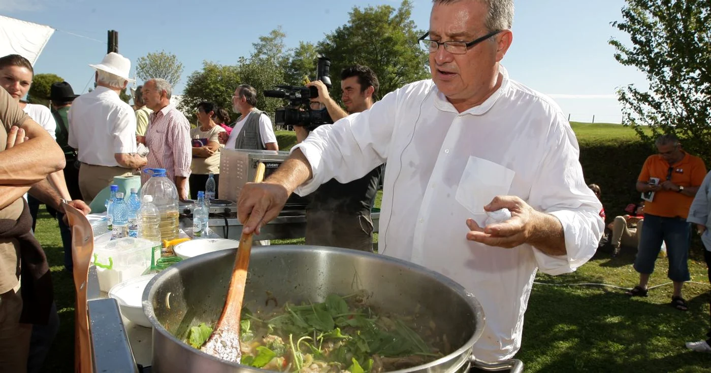 Mircea Dinescu în bucătăria din Cetatea Alba Iulia