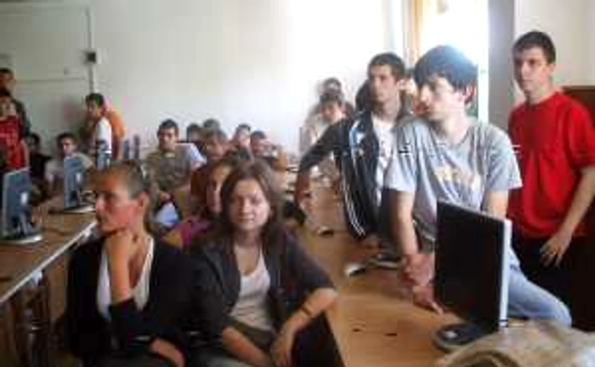 Elevi participanţi la campania de informare