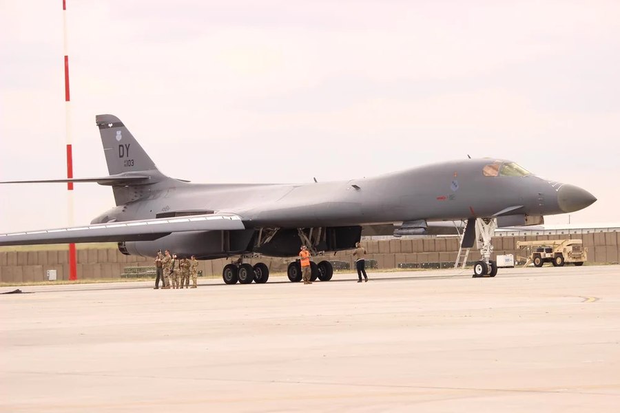 Un bombardier strategic greu B-1 Lancer s-a prăbușit la aterizarea pe o bază americană VIDEO