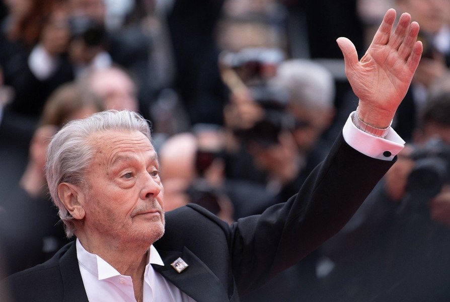 Alain Delon va fi înmormântat la mijlocul săptămânii, la Douchy, un sătuc cu 1.300 locuitori