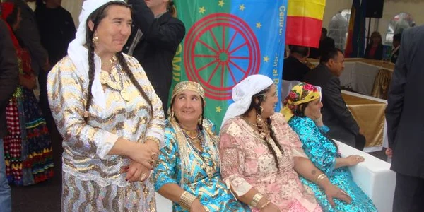 Rromii înstăriţi îşi afisează ostentativ salbele din aur