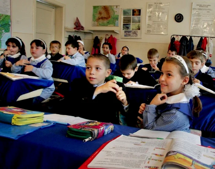 Elevii din clasele I şi a II-a au primit manuale expirate