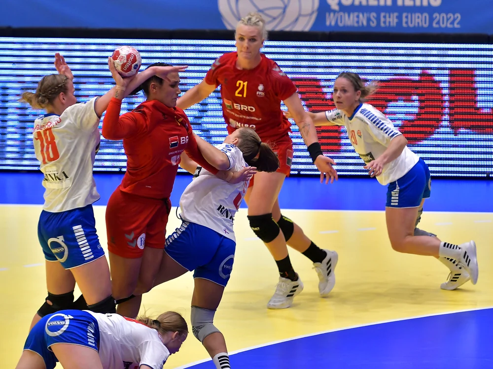 
    Sub privirile Crinei Pintea, Bianca Bazaliu pătrunde spre poarta Insulelor FeroeFoto: sportpictures.eu  