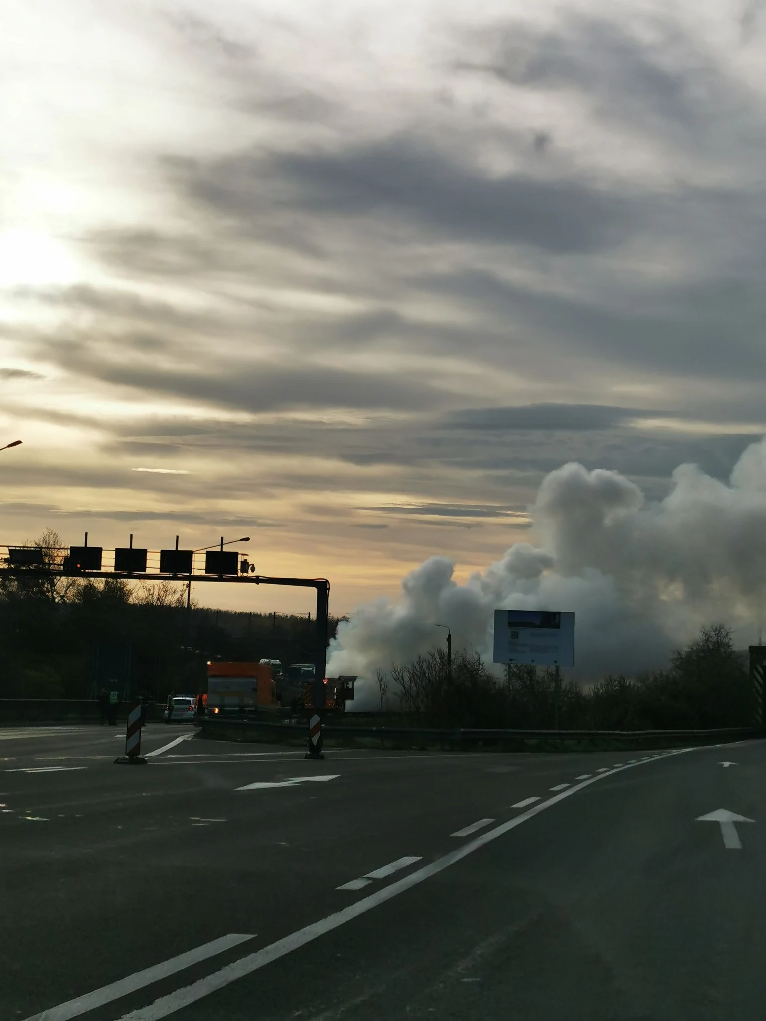 Un TIR a luat foc pe Autostrada A2. Circulația pe sensul spre București, blocată