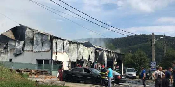incendiu busteni service auto