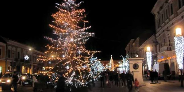 În această seară, Clujul a îmbrăcat straie de sărbătoare.