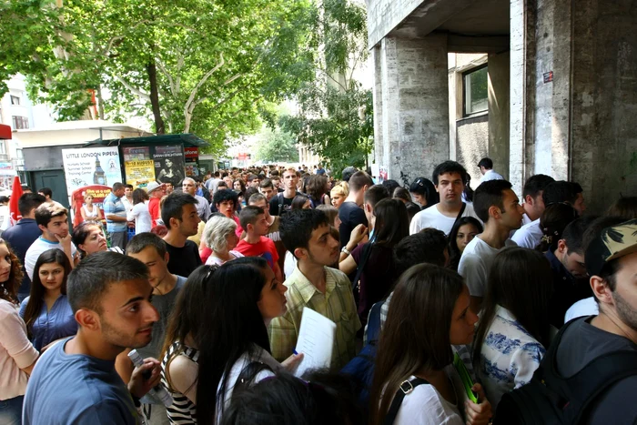 În perioada 23-27 iulie va avea loc procesul de depunere a dosarelor pentru liceele şi univarsităţile din România. FOTO: Adevaurl