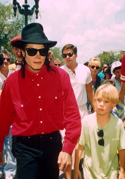 Michael Jackson şi Macaulay Culkin, plimbându-se prin Parcul Disney, din Florida, Statele Unite ale Americii