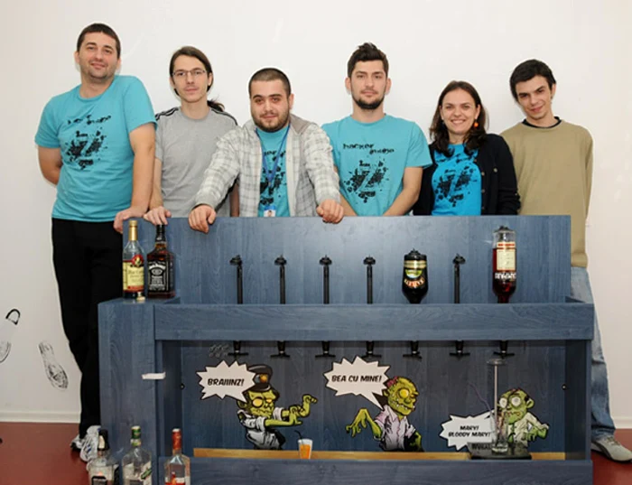 Barmanul robot de la maratonul de programare FOTO Zitec