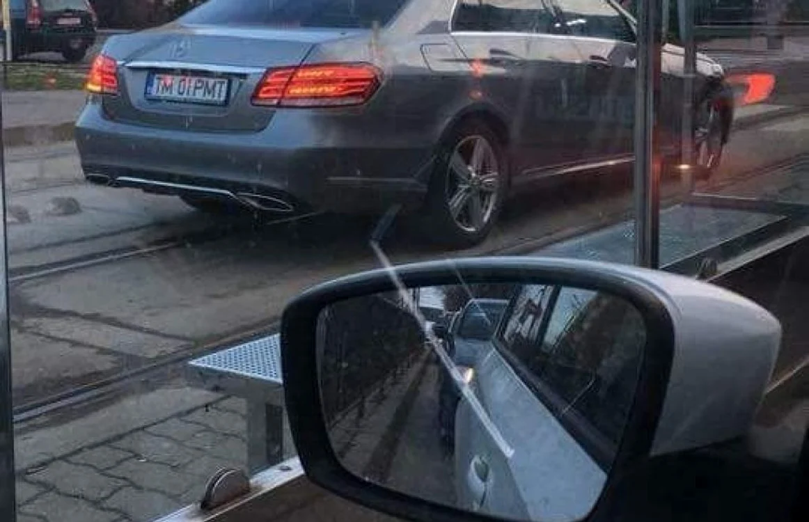 Maşina de serviciu a primarului Timişoarei, prinsă pe liniile de tramvai FOTO Facebook/Info Trafic Timiş