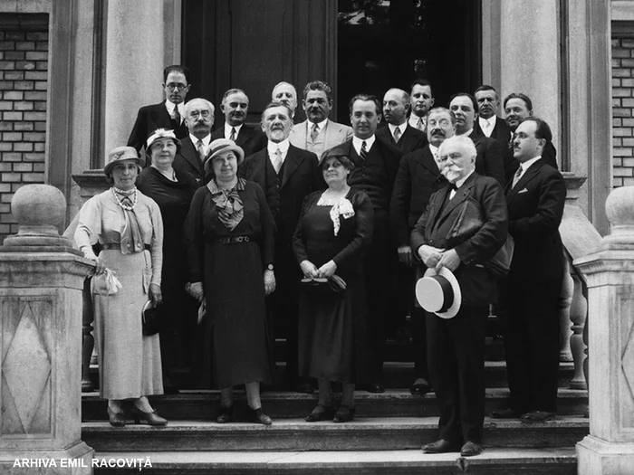 Racoviță (pe prima treaptă), alături de corpul profesoral al Facultății de Ştiințe din Cluj