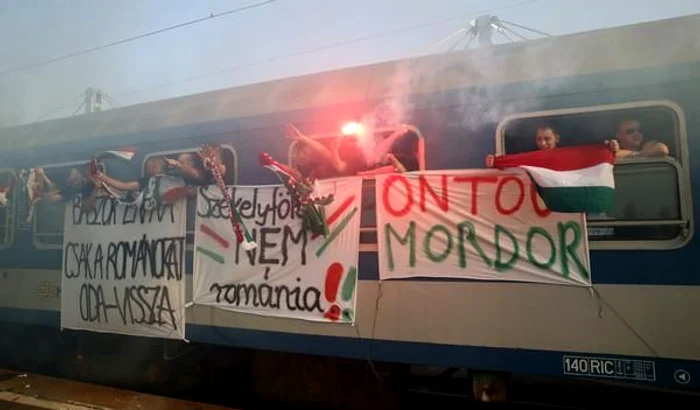 
    Suporterii unguri au aruncat cu petarde şi cutii de bere din tren la intrarea în ţară  