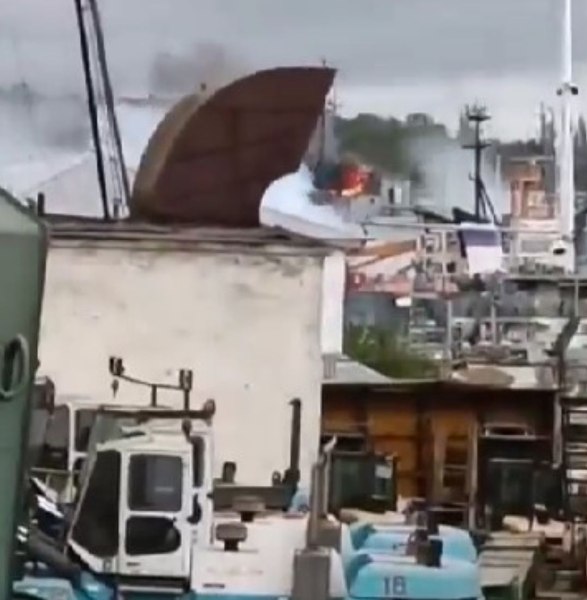 Atac al ucrainenilor în Crimeea ocupată. O navă rusă ce a supraviețuit celor două războaie mondiale a luat foc în portul Sevastopol VIDEO