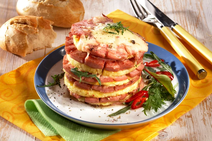 Şuncă la grătar cu ananas