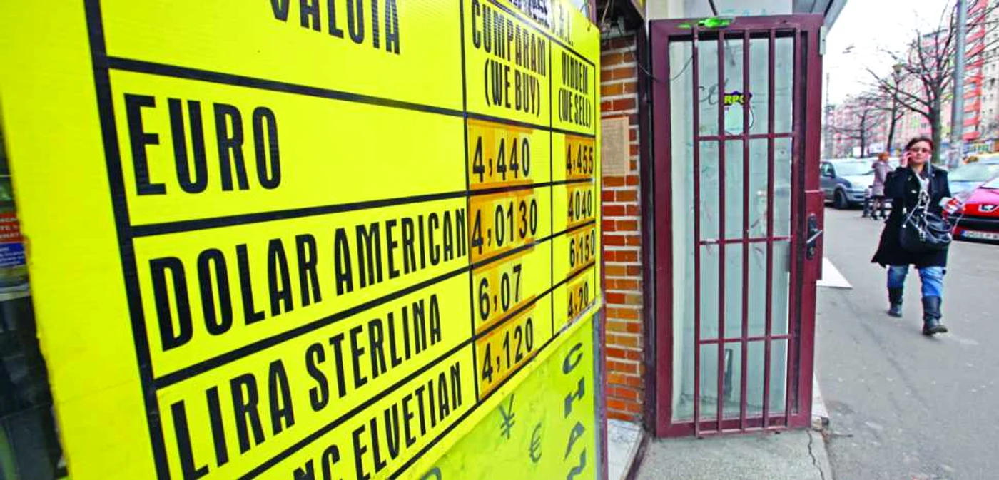 Dolarul american se vinde la casele de schimb valutar cu peste 4,3 lei FOTO David Muntean