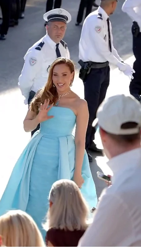 Iulia Vântur pe covorul roșu la Cannes. FOTO: captură Instagram