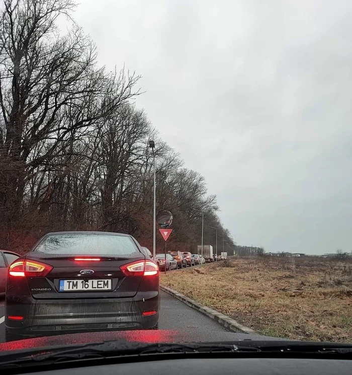 Rezidenții stau zeci de minute în trafic ca să iasă și să intre în cartier FOTO Facebook
