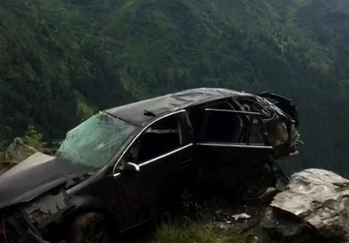 
    Maşina s-a răsturnat de câteva ori, iar şoferul a fost proiectat afarăFoto: ISU Argeș  