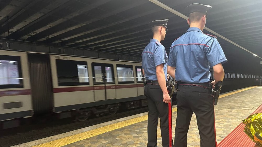 Un român de 22 de ani s-a aruncat în gol la metroul de la Roma. El ar fi lăsat un mesaj de adio pe rețelele sociale