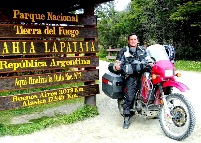 El face turul lumii  cu o motocicletă  motocicletă Suzuki DR650