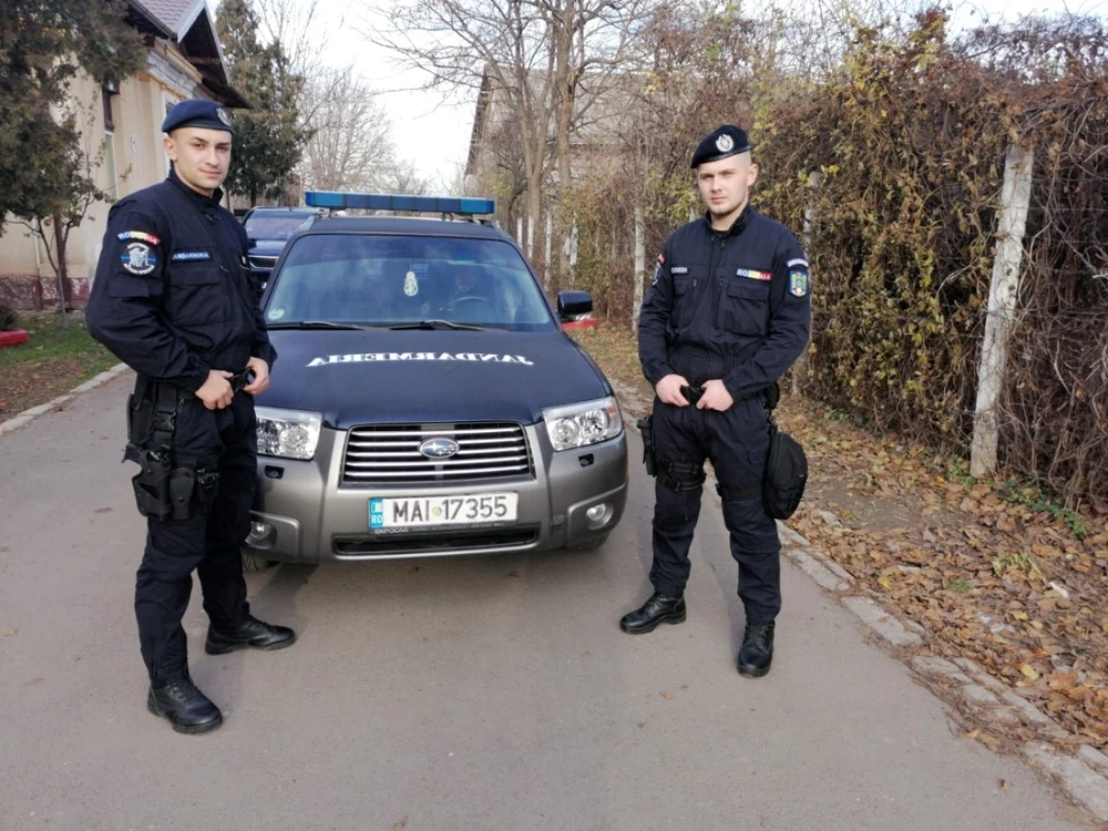 Cei doi jandarmi au restituit borseta pe care au găsit-o în faţa uşii unei săli de sport FOTO IJJ Călăraşi