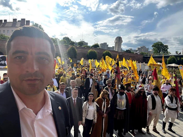 George Simion și un grup de susținători din țară. FOTO Facebook