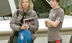 Liam, fiul adoptat al  cuplului, care suferă  de autism, se simte în  siguranţă cu tatăl la manşă jpeg