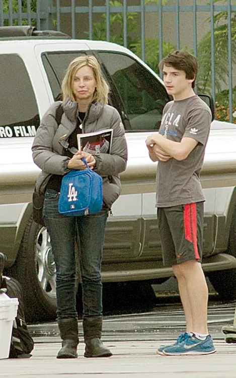 Liam, fiul adoptat al cuplului, care suferă de autism, se simte în siguranţă cu tatăl la manşă