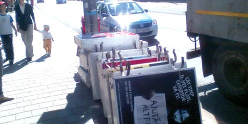 Casetele publicitare au fost aliniate în mijlocul trotuarului