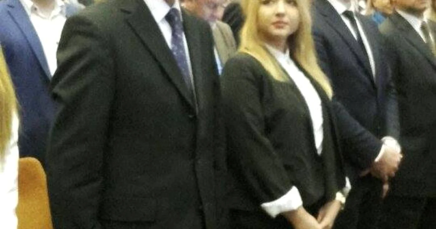 Traian Basescu in timpul intonarii imnului national la Congresul Miscarii Populare