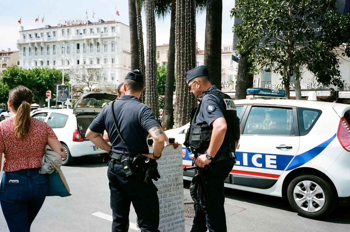 O tânără de 21 de ani, ucisă într-un atac violent