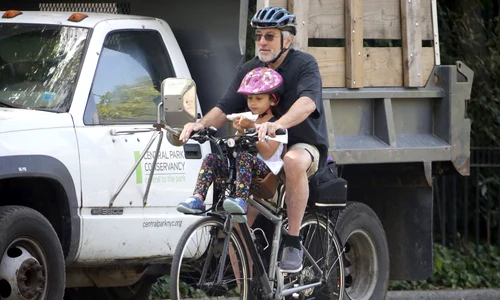 Robert De Niro fait du vélo avec sa fille Helen Grace De Niro à Central Park à New York jpeg