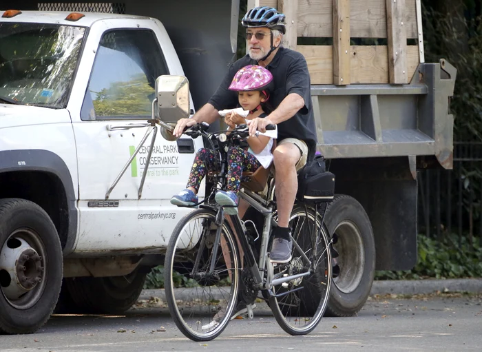 Robert De Niro fait du vélo avec sa fille Helen Grace De Niro à Central Park à New York jpeg