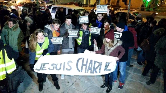 Sute de tineri au participat la un marş de solidaritate cu victimele atentatului de la Paris FOTO: Florina Pop