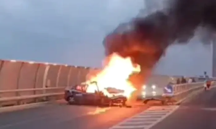 VIDEO Un șofer băut s-a izbit cu mașina de un parapet în Constanța: autoturismul a luat foc