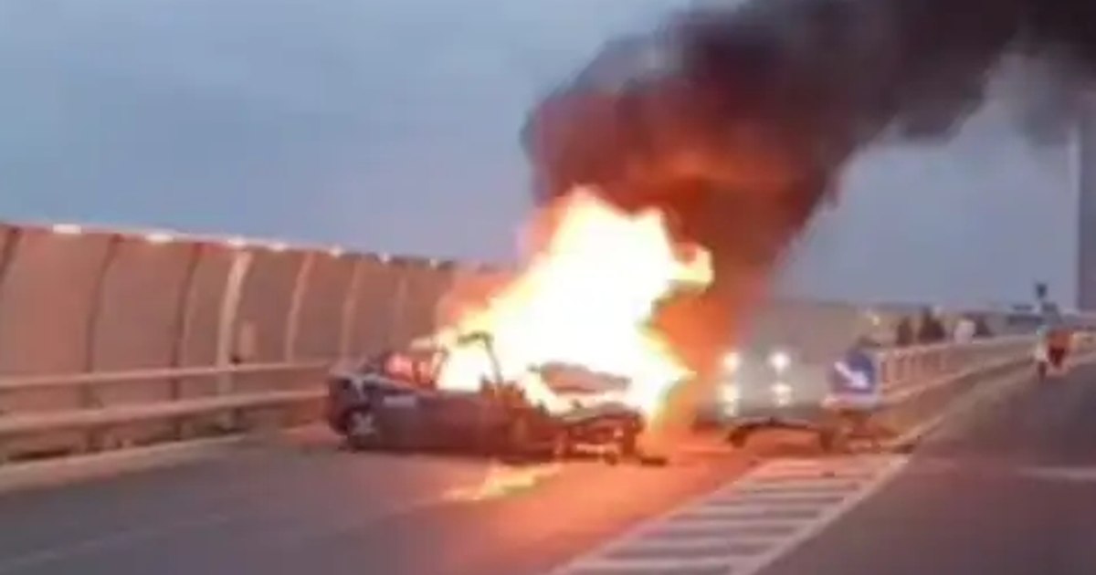 Un șofer beat a provocat un accident în Constanța, iar mașina a prins foc.