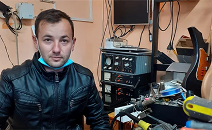 Mulţi elevi necăjiţi primesc în dar un calculator