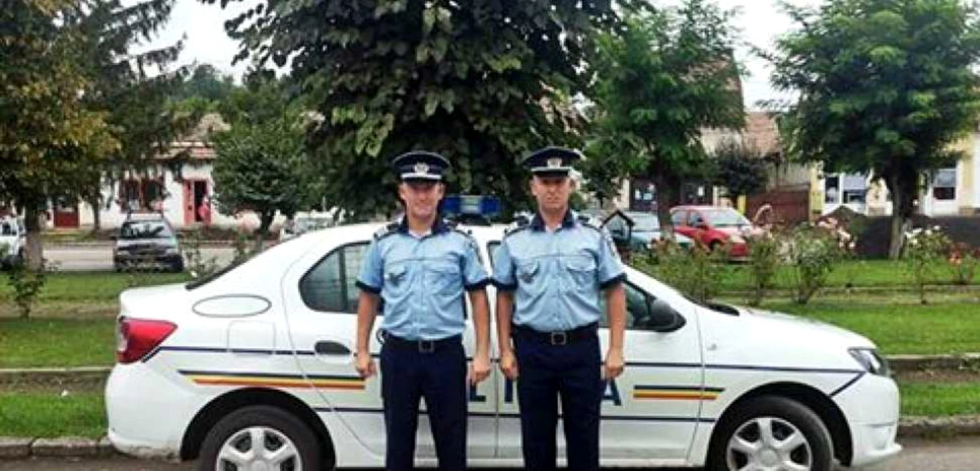 Cei doi poliţişti  FOTO Facebook/Poliţia Română