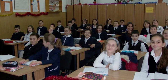 Elevii din clasele I – IV învaţă în schimbul unu, în intervalul 8.00 - 11.00
