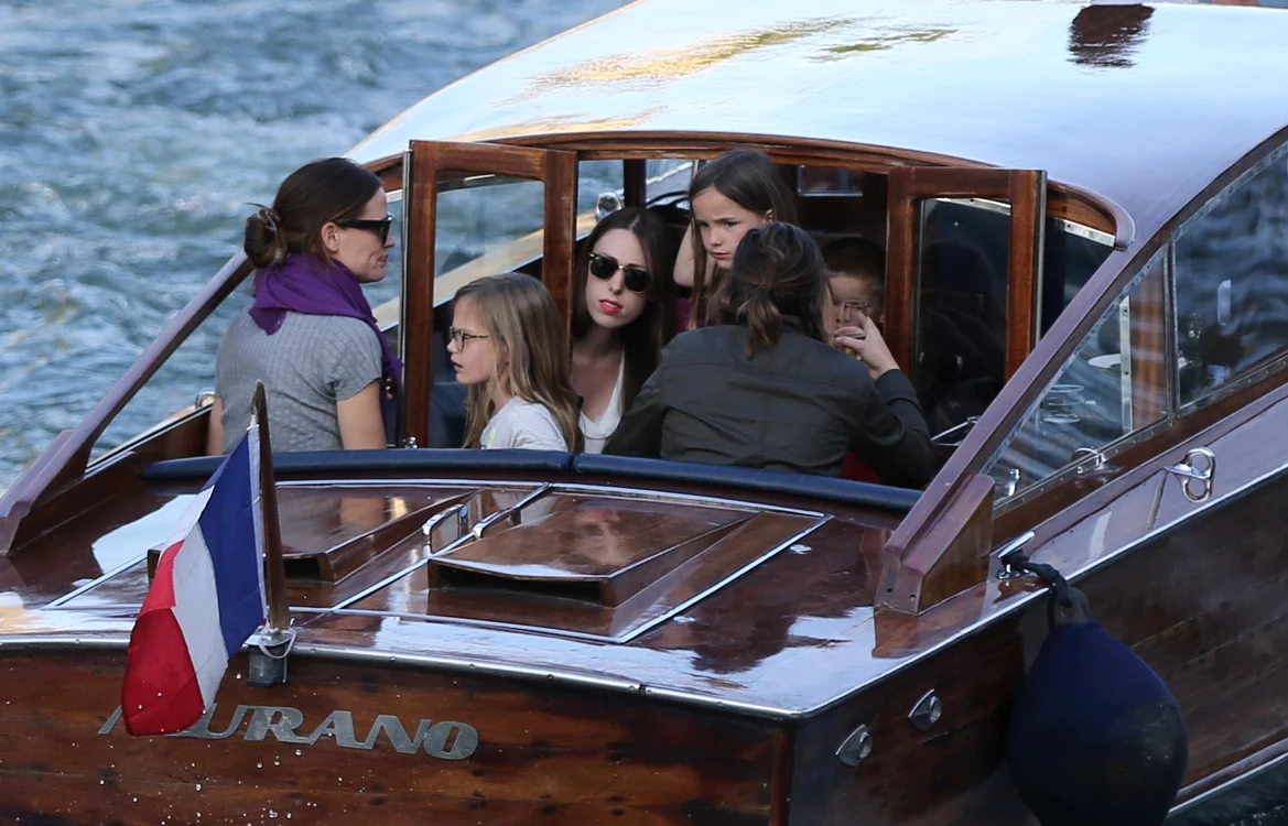Semi exclusif Jennifer Garner à loué un bateau avec ses enfants pour faire une ballade d'1h30 sur la Seine à Paris jpeg