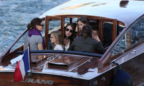 Semi exclusif   Jennifer Garner à loué un bateau avec ses enfants pour faire une ballade d'1h30 sur la Seine à Paris jpeg