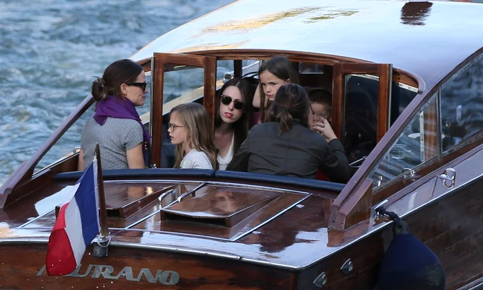 Semi exclusif Jennifer Garner à loué un bateau avec ses enfants pour faire une ballade d'1h30 sur la Seine à Paris jpeg