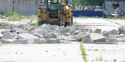 Muncitorii sparg ce a mai rămas din fostul târg ca să facă loc viitorului complex