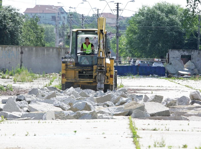 Muncitorii sparg ce a mai rămas din fostul târg ca să facă loc viitorului complex