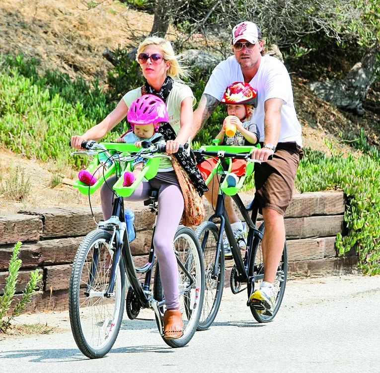 Tori Spelling, cu soţul, Dean McDermott, şi copiii Liam Aaron (2 ani şi 8 luni) şi Stella Doreen (1 an şi patru luni)