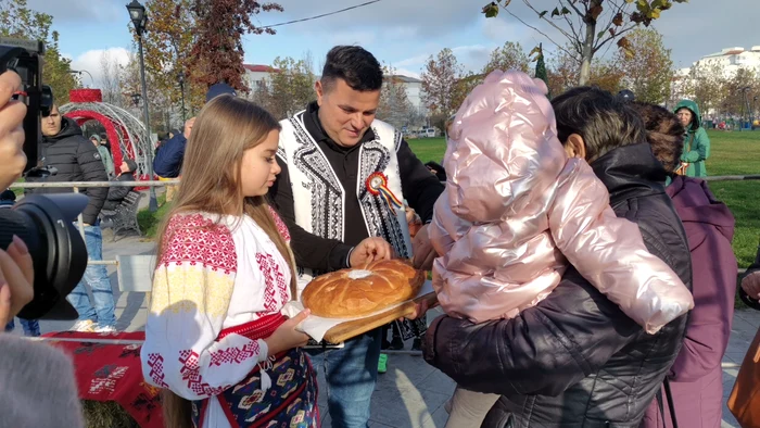 Primii „clienți” au fost întâmpinați cu pâine și sare FOTO: Alina Mitran