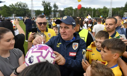 Hagi a acordat autografe la Mogoșoaia jpg