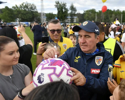Hagi a acordat autografe la Mogoșoaia jpg