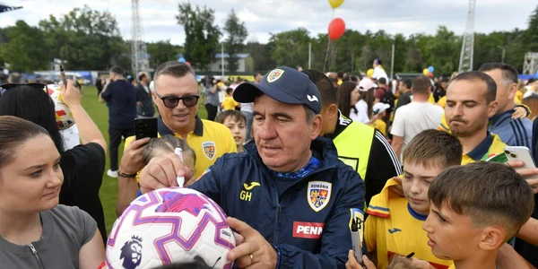 Hagi a acordat autografe la Mogoșoaia jpg